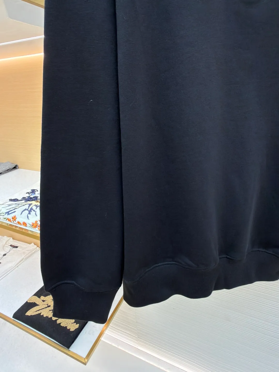 Ralph Lauren pink label half turtleneck sweatshirt ●Original version: Purchased and developed at 2190 ●Item number: 1681981-A90 ●Material: Wei cotton fleece composite fabric ●Technology: patch embroidery production ●Color: black pink ●Version: fitted version ●Weight: about 705 grams ●Size: S-M-L-XL ●Description: Customized luxury cotton fleece composite material, soft and silky, comfortable and skin-friendly It uses an extremely pure black tone as the background. A touch of pink pony logo embroidery is embellished on the chest. It is low-key and powerful. The back panel is embellished with the brand letters outlined in ivory white satin intarsia. The pink pony embroidery jumping in the center is the only color footnote in this black and white silent film. It coincides with the elegant and uninhibited brand philosophy. Its unique ribbed half-high collar design is sublimated, giving more flexibility and fashion sense to wear, showing taste in silence. Showing elegance and style, it uses imported machine embroidery technology. It uses advanced computer control systems and precision mechanical components to realize pony mark embroidery operations with high precision. The lines are smooth and delicate. It uses imported machine patch embroidery techniques. It uses advanced computer control systems and precision mechanical components to realize Ralph Lauren patch embroidery operations. It presents an embroidery effect with both clarity and three-dimensionality. The fabrics have been carefully washed. It has better hand feel and texture. It is not easy to deform, not easy to shrink, not easy to fade, and maintains long-term beauty. The overall wiring is straight and delicate, the fabric is comfortable and soft, and the color is consistent without color difference. It can be matched with the same style to create a fashionable look and control various occasions. Customized accessories, complete with three standards, same style for men and women!